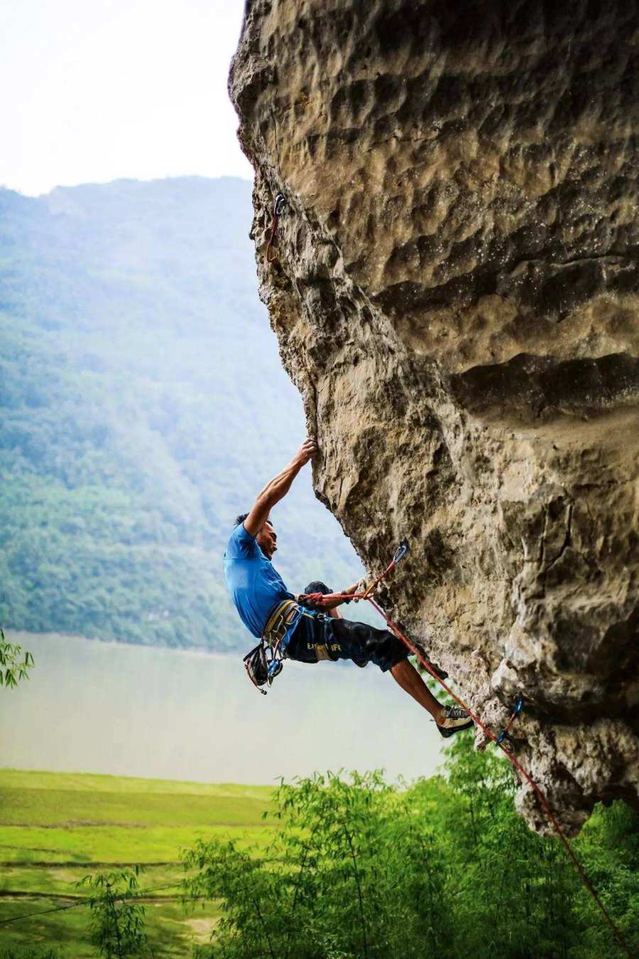 印度第一猴人当众展示徒手攀岩这绝技比猴子还厉害