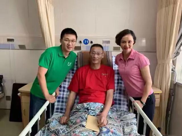 50岁前男排国手瘫痪在床,与前妻离婚,生活靠捐款,小便靠导尿管_郑亮