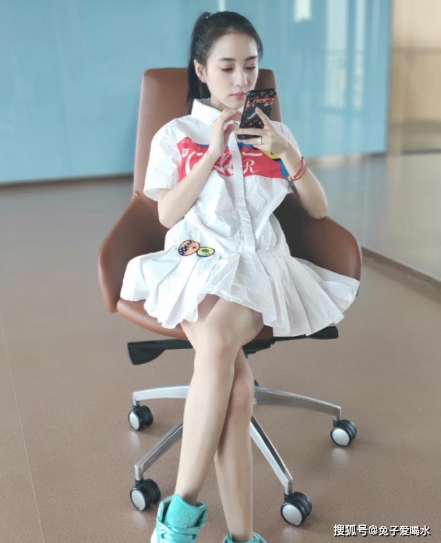 叶可儿穿搭太清新, 雪纺衣配淡蓝裙, 果然还是"初恋脸"_吴亦凡