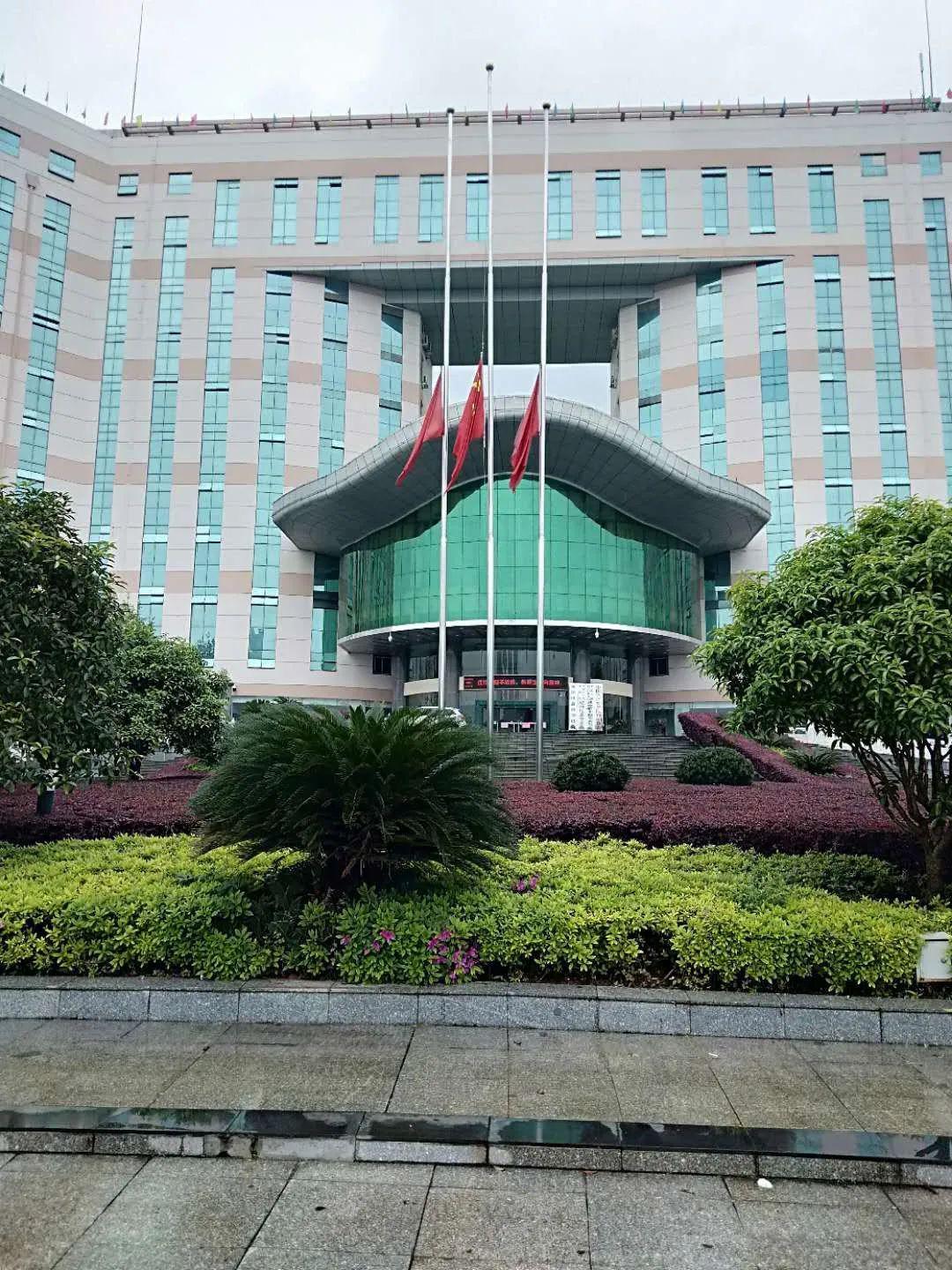 耒阳市委↑耒阳市政府 ↑4月4日上午10时,在耒阳市委机关办公楼前坪