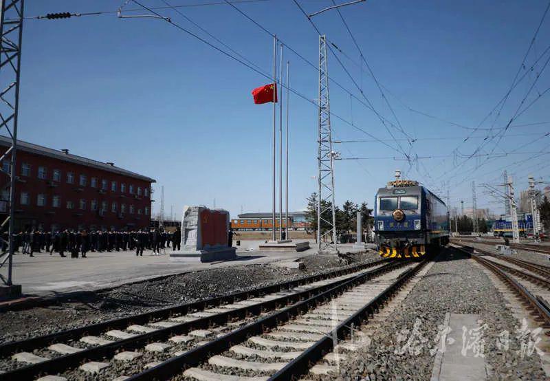 中国铁路哈尔滨局集团有限公司哈尔滨机务段内,20 余辆机车同时拉响