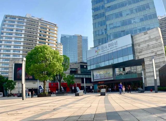 02 ◆ 黄浦绿地缤纷城 ◆地址:上海市徐汇区东安路562号领取方式:到店