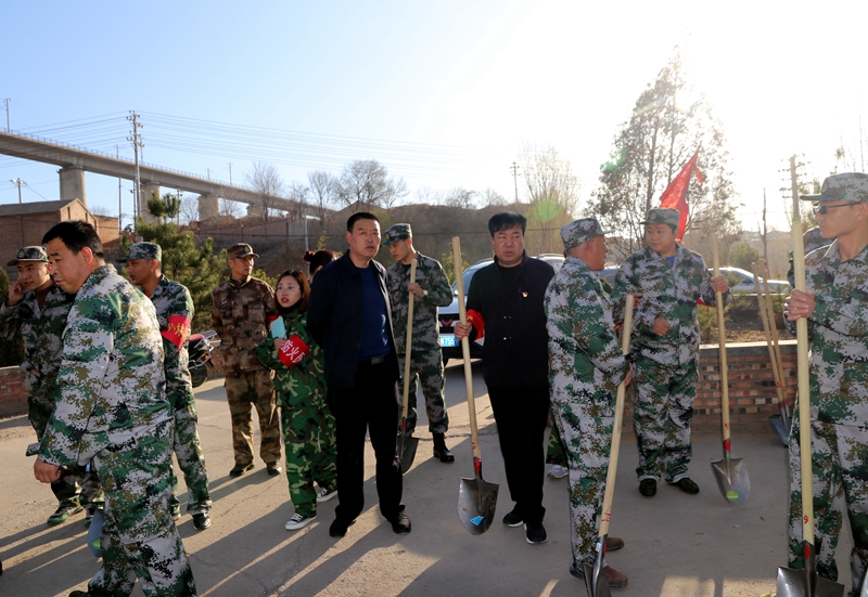 盂縣秀水鎮西城武村兩委班子成員在庚子年清明節期間積極踐行安全防火