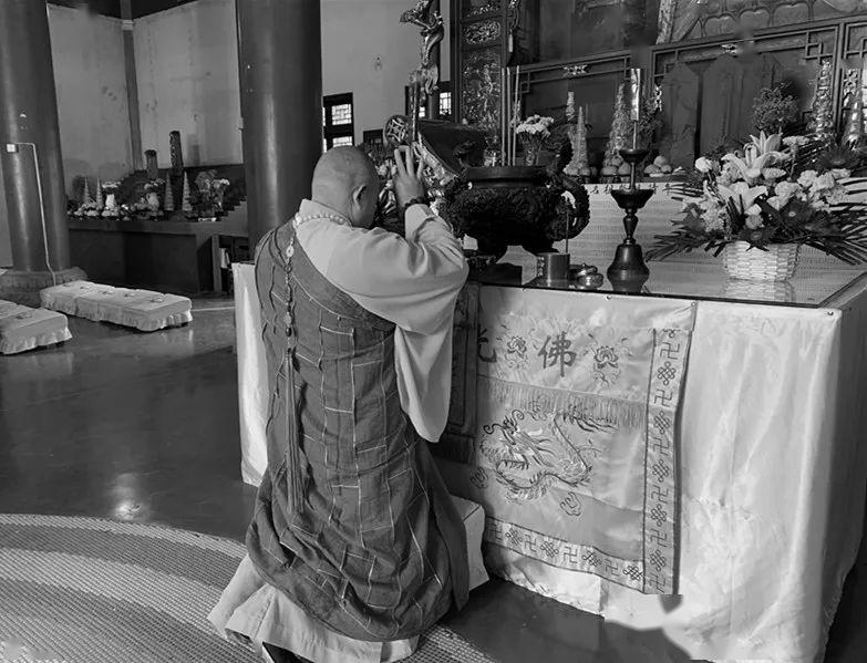 宏觉寺两序大众一起诵经祈福,祈愿世界和平,国泰民安!