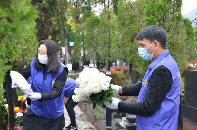 同时,城南,城北等各乡镇义工服务队也积极配合当地开展代祭扫活动.