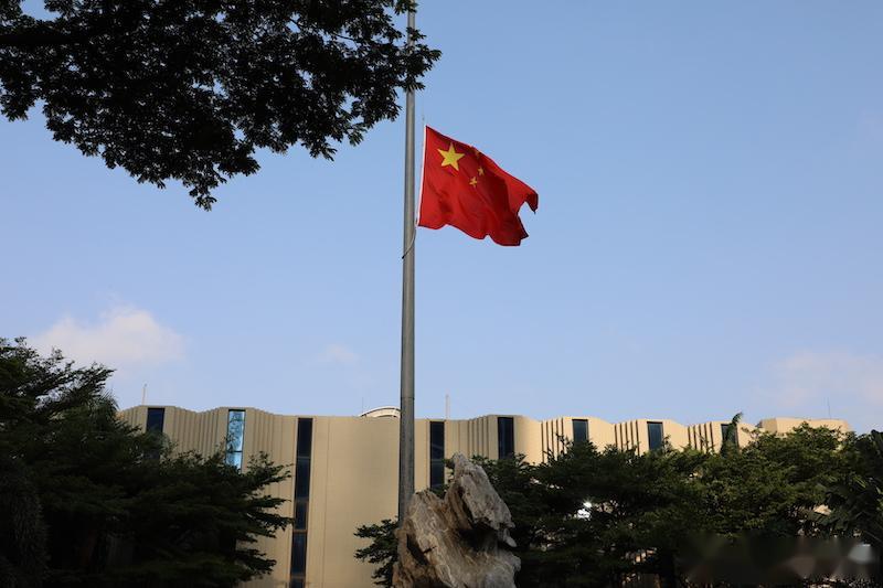 中国驻泰国大使馆降半旗志哀抗疫烈士和逝世同胞_哀悼