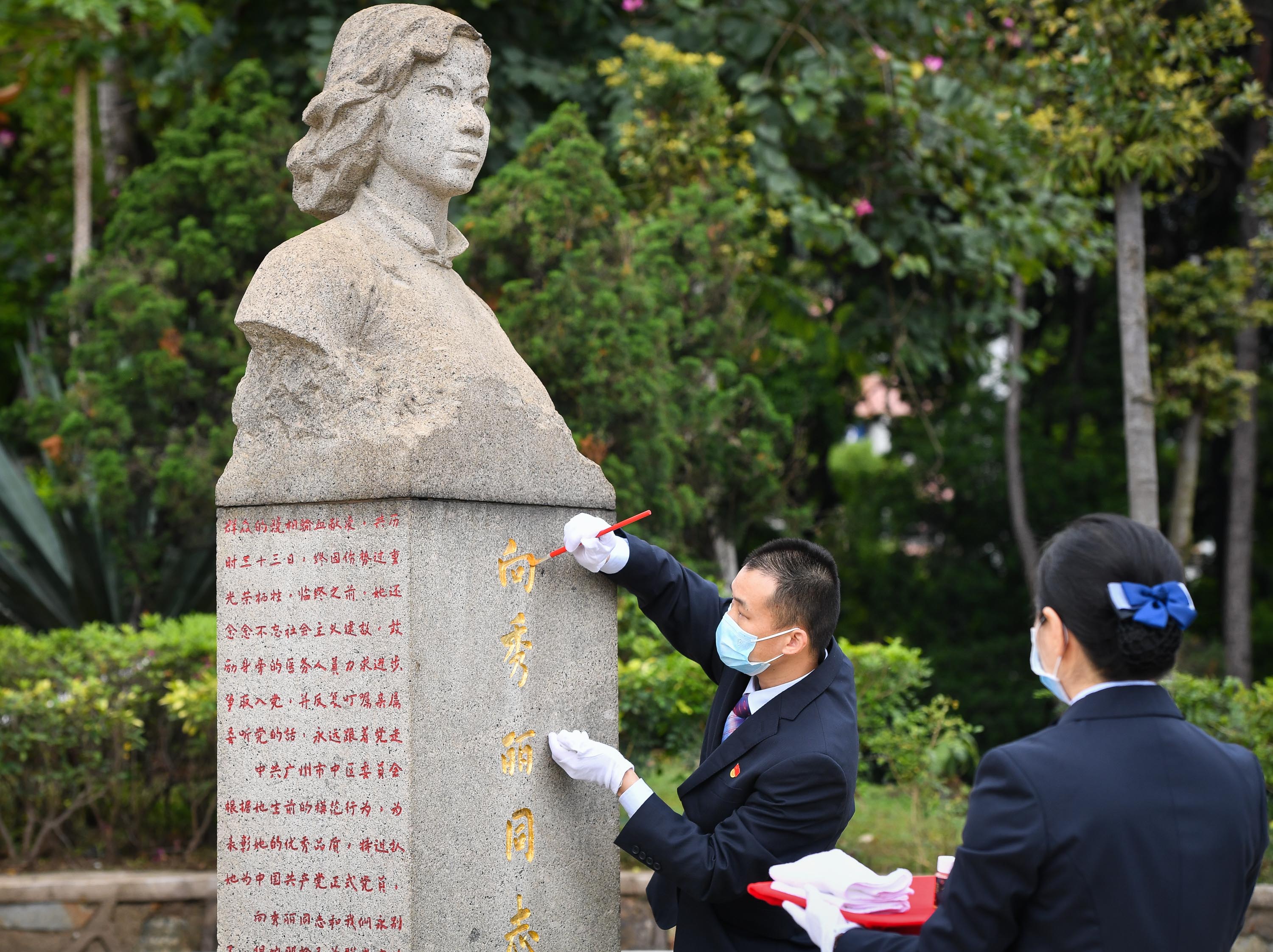 4月4日,广州市银河烈士陵园工作人员为向秀丽烈士墓碑上铭文重新上漆.