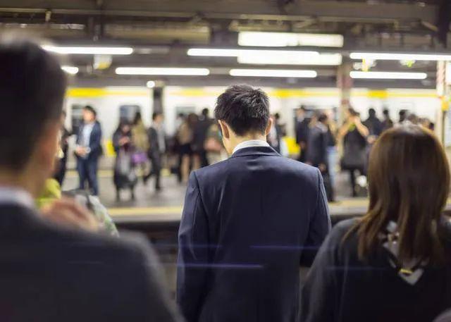 日本上班族的背影透露的敬业目前在世界的其他地方,政府机关都愿意以