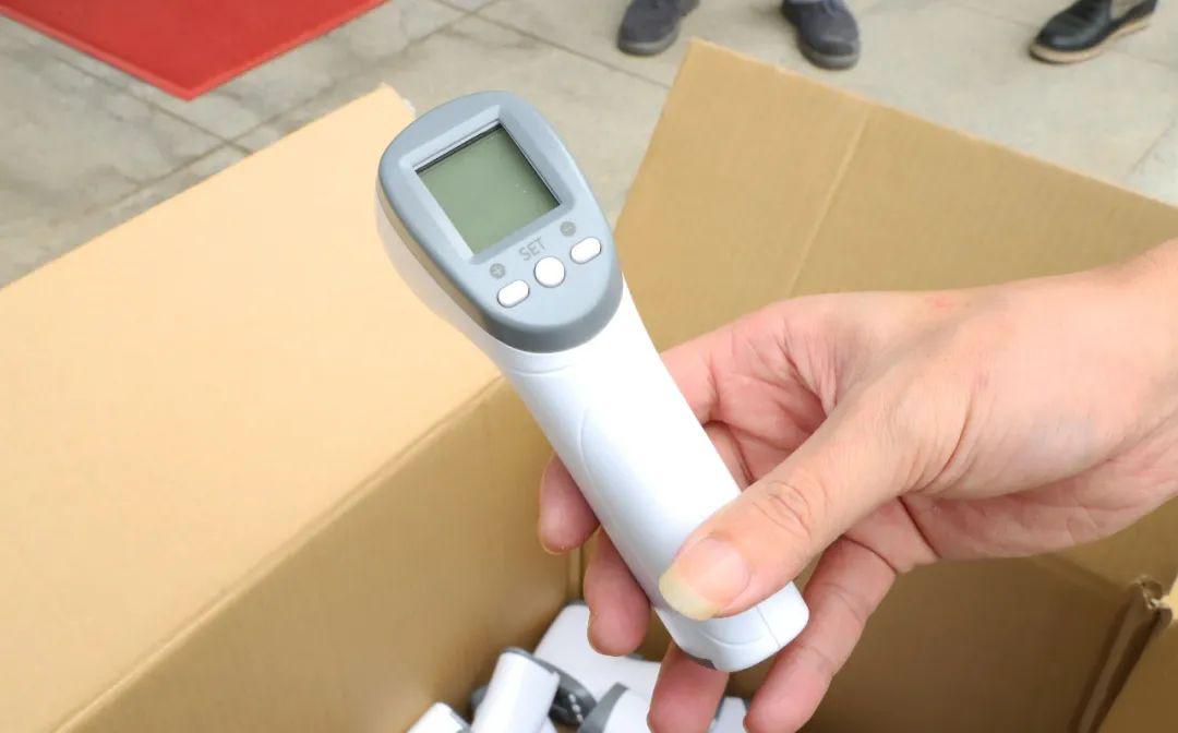 谢岗战疫行动236天麟地产捐赠250支测温枪助力教育系统防控疫情