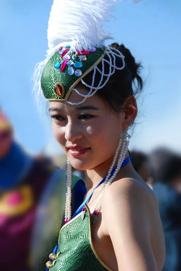 蒙古族模特,她们穿上蒙古袍美醉了(特木摄影作品)