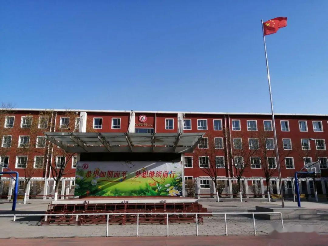 复学第一课多难兴邦砥砺前行不负韶华包钢九中初三年级迎来复学第一课