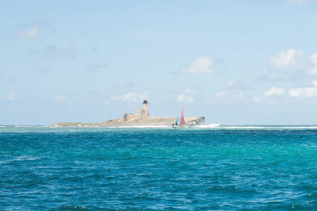 鹿岛拥有纯天然且优美多姿的礁湖,洁白细腻的沙滩以及清澈碧蓝的海水.