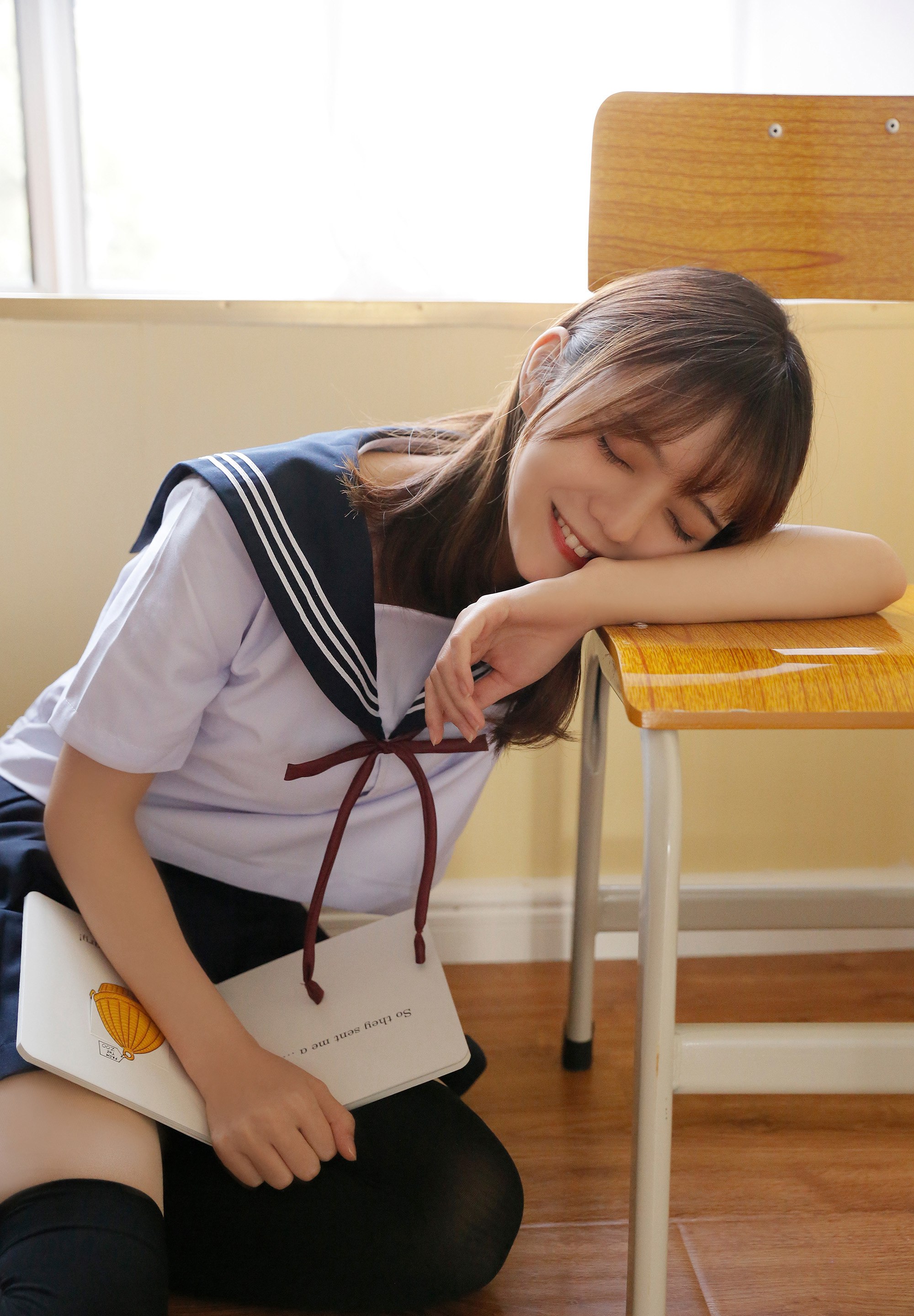 课桌前的jk少女