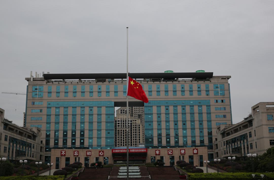 眉山市政大楼前降下半旗(记者 姚永亮 摄)眉山市人民医院就诊大厅部分