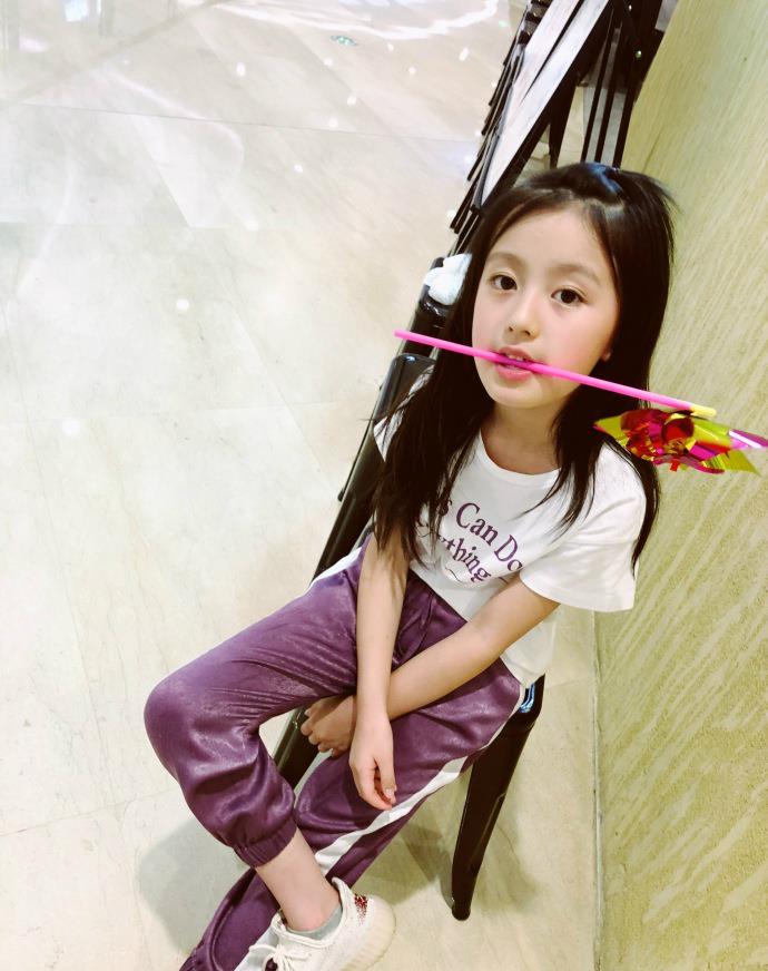 9岁就敢这么穿裙摆刚到腿根光着腿还穿高跟鞋