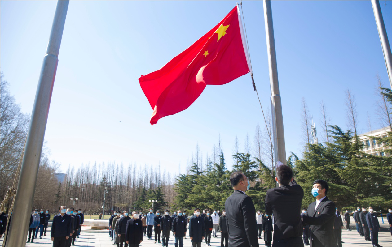 9时50分,悼念活动开始,在雄壮的国歌声中,国旗徐徐升起.