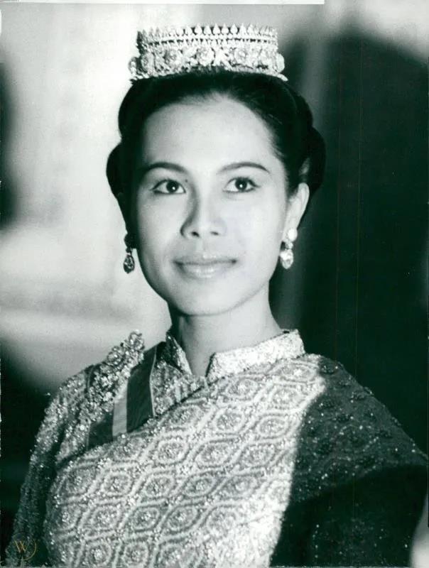 泰国最会戴珠宝的女人,国王独宠一身,可惜后半生却凌乱不堪._诗丽吉