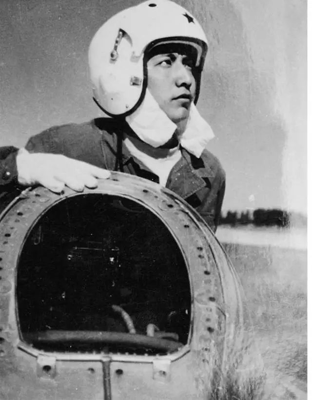 81192王伟墓前,有人送来一架"歼20"