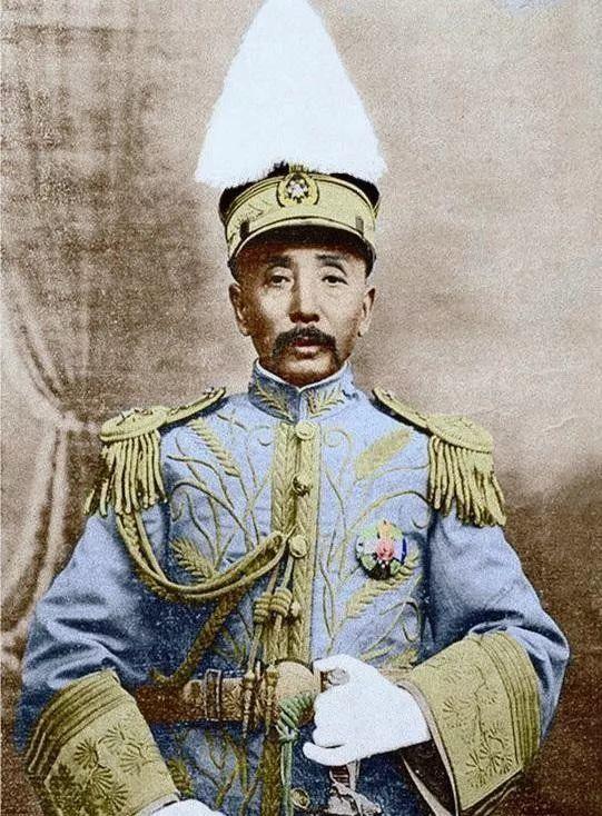 张作霖张作霖是奉系军阀的首脑人物,他常常喜欢别人叫他"张大帅",实质