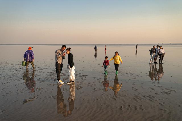 奉贤海湾的海水退潮海滩上的倒影
