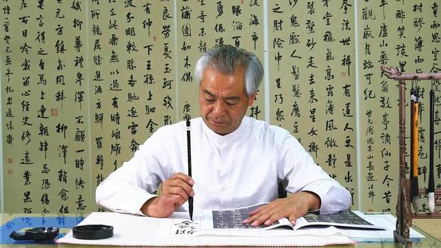 自媒体知名品牌《圣手书法课堂》创始人,主讲导师