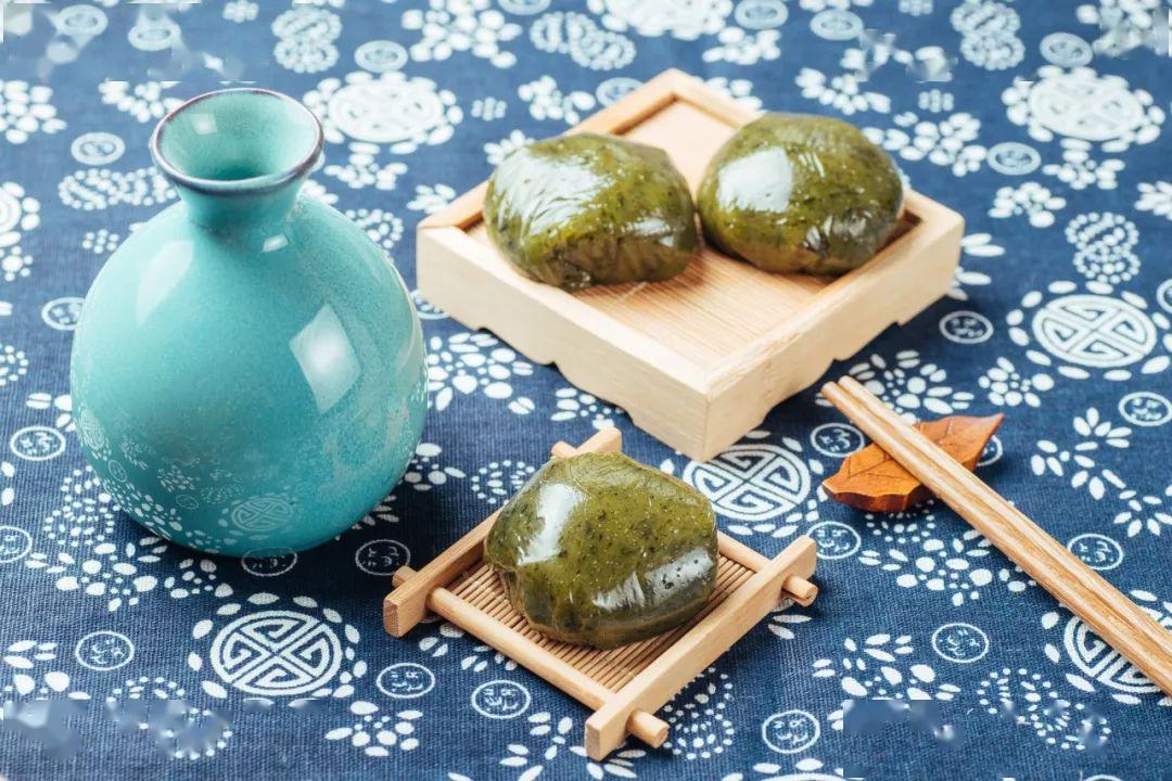 青团是清明节最有特色的节令食品.