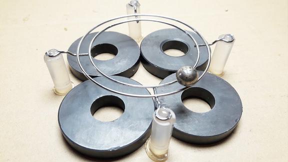 用磁铁制作的永动摆件,钢球可以不停的加速转动,真厉害!