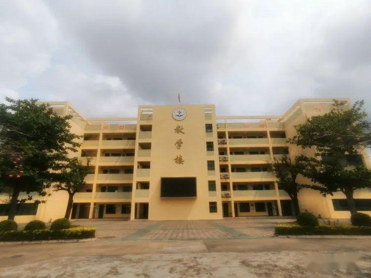 嘉积三中组织开展致敬2020我们心中的英雄系列主题教育活动