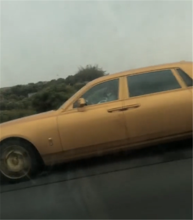 粤n·11111牌的劳斯莱斯现高速,全车金色,车主无人不晓