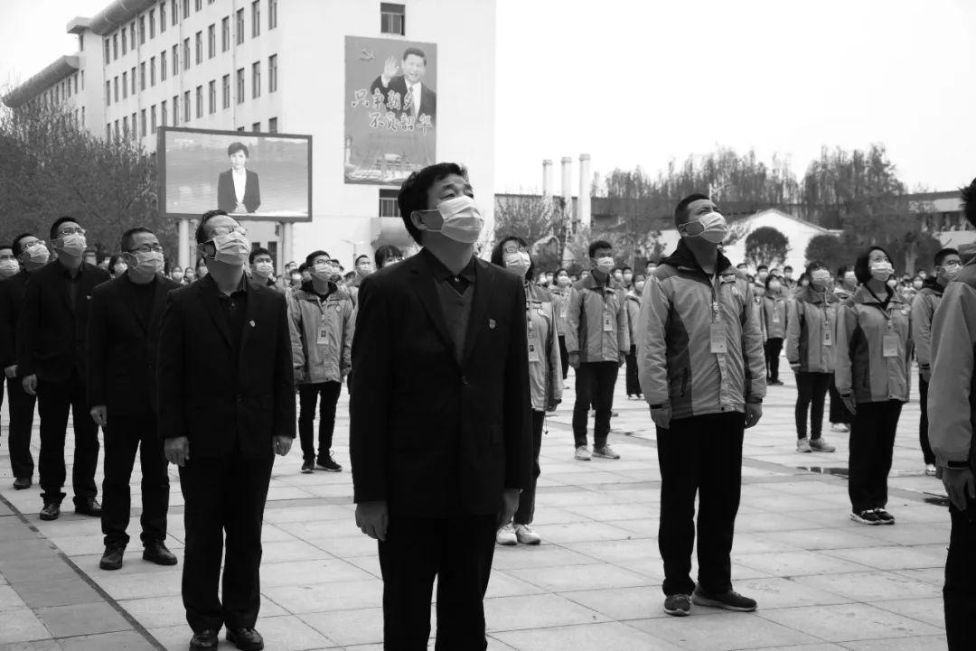 今天以国家的名义为逝去的同胞默哀