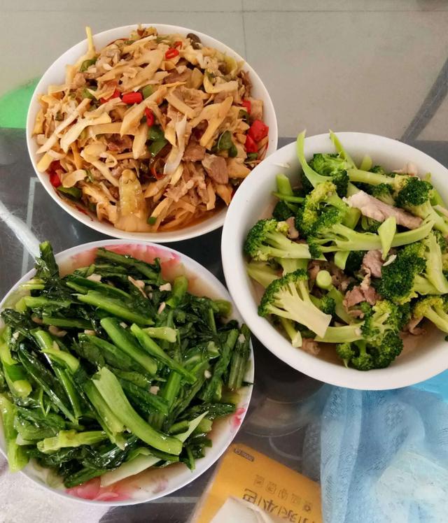 原創爸媽躺著玩手機9歲兒子做起了早飯你們能起床吃飯了嗎