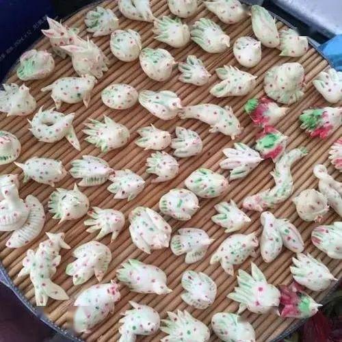 寒食节最有特色的食品是"寒燕"又叫"子推燕",要在寒食节前一天制成