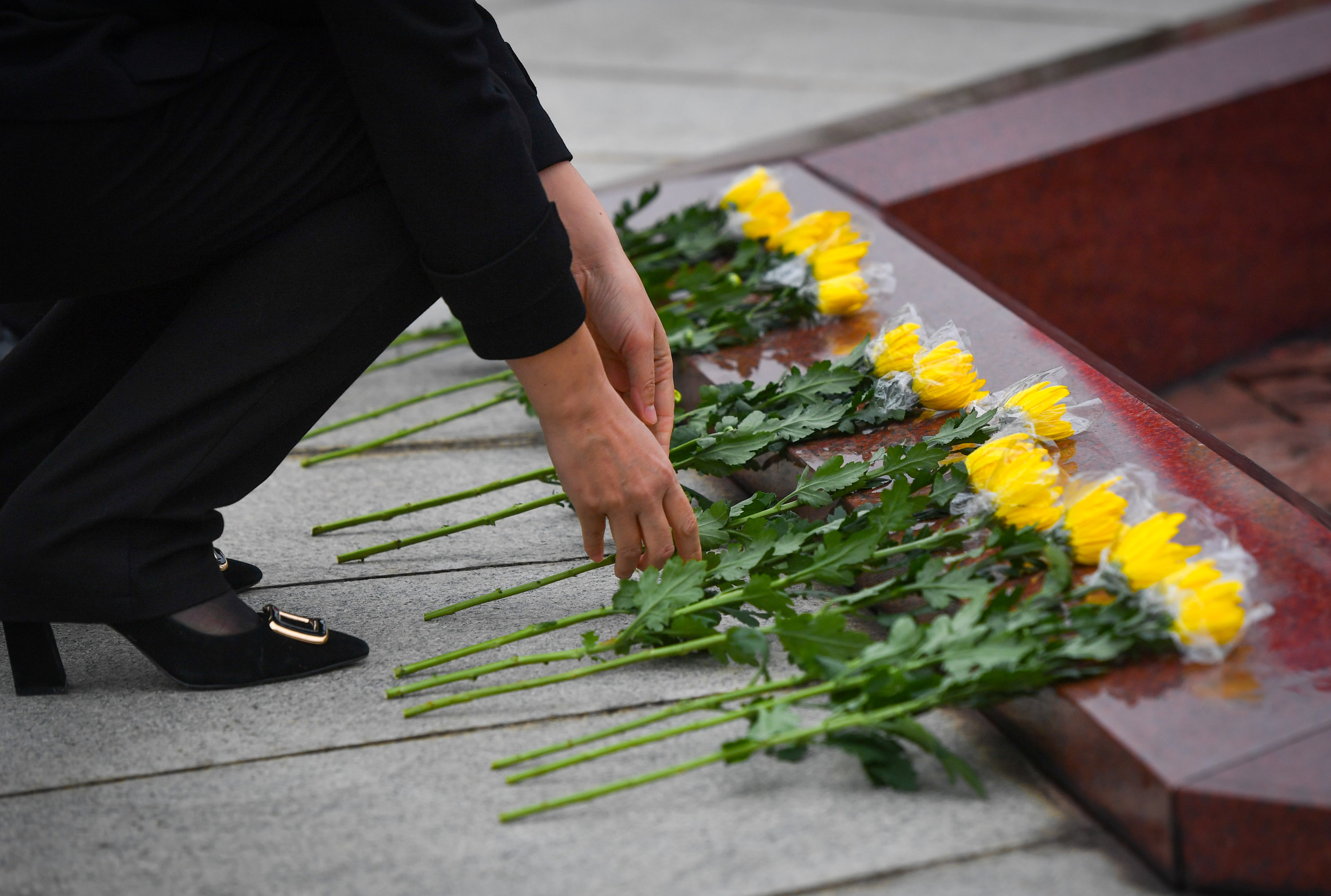 4月4日,广州市银河烈士陵园工作人员向烈士墓献花