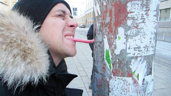 在冬天用舌头舔钢管是什么感觉,外国小伙亲自尝试,真是太厉害了