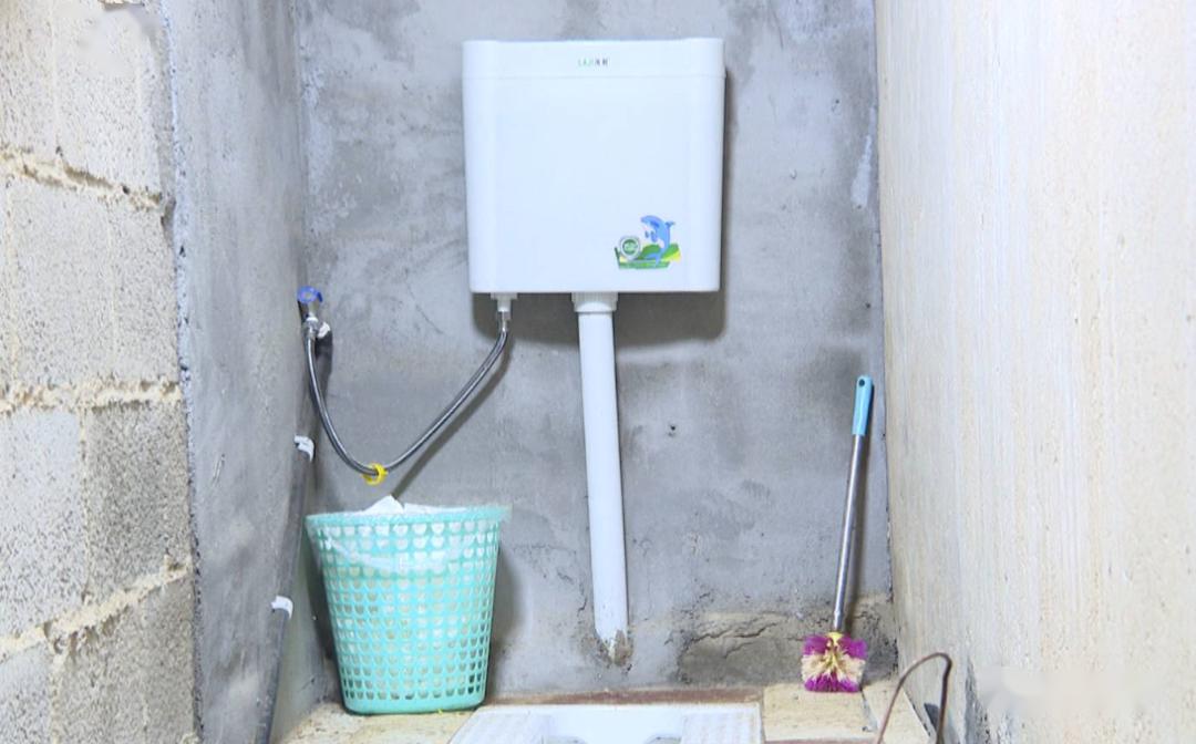 "半个多月前,安了水冲式厕所,干干净净又舒服,所以我找人把家门口旱厕