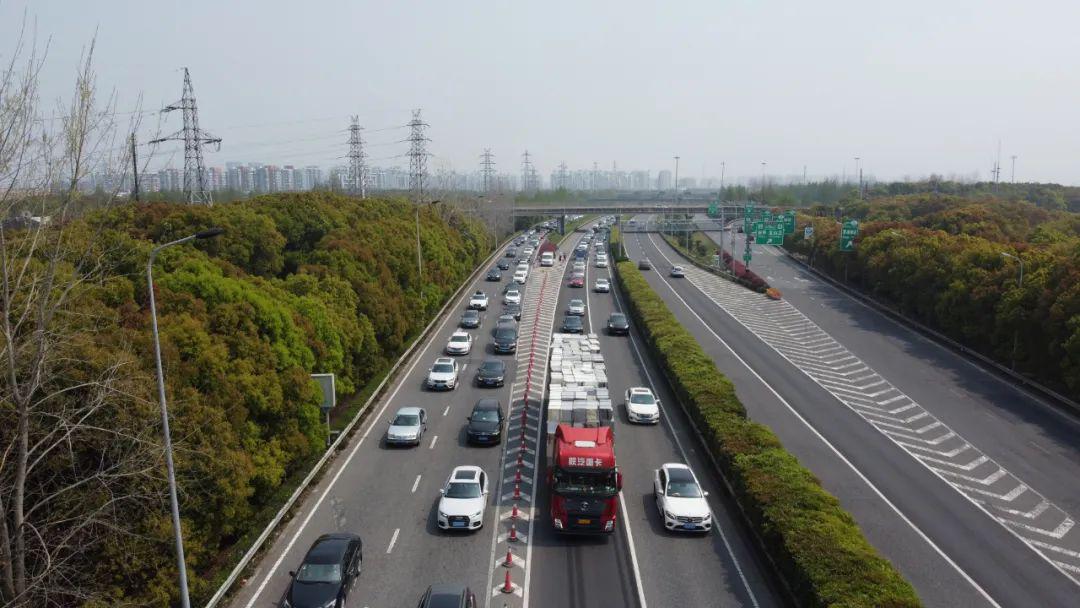 清明節g50高速路迎來出程高峰車流量較大有部分擁堵