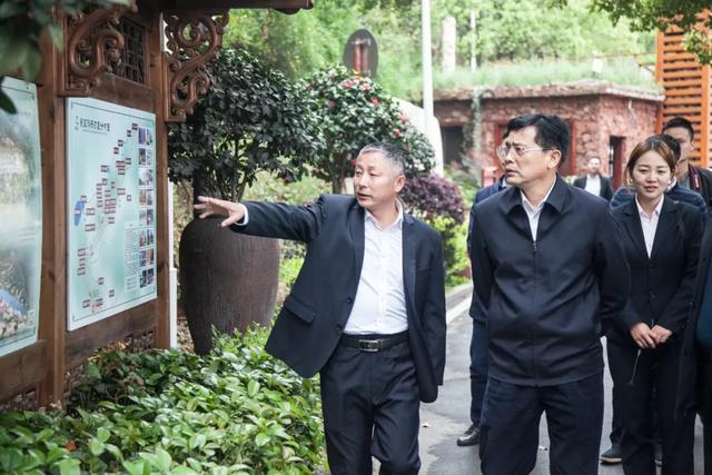 随后在彭山景区创始人刘连华和相关工作人员的引领下,各位领导来到