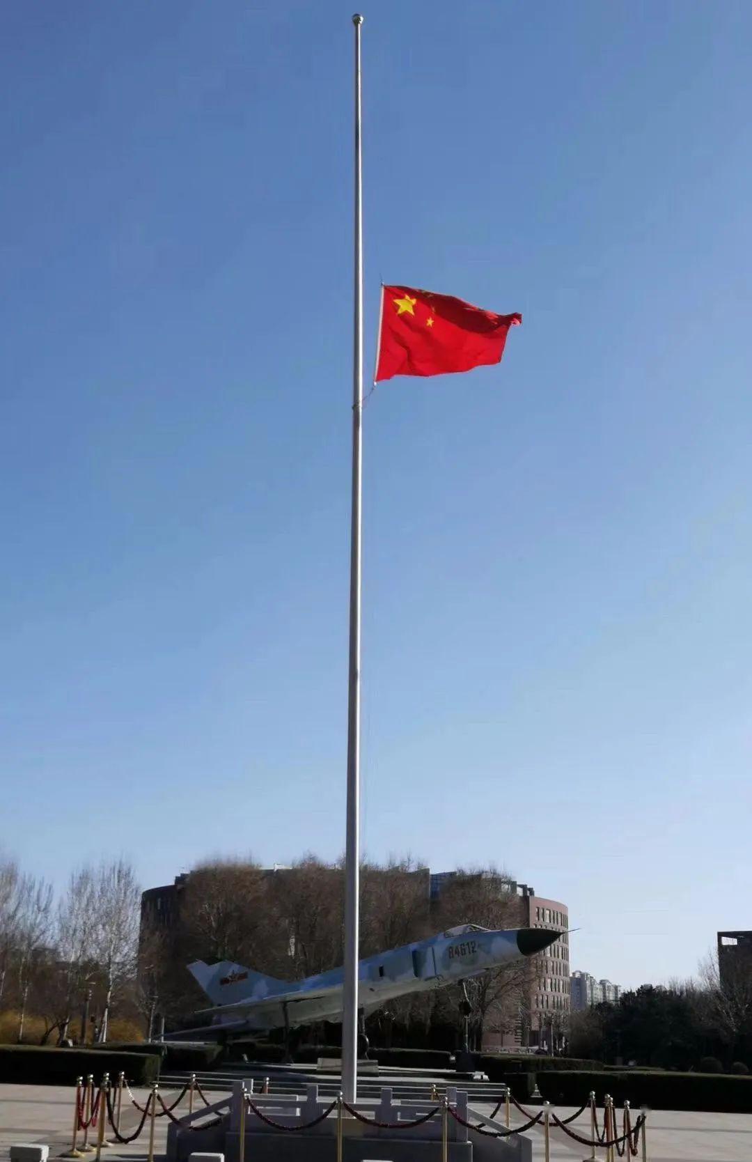 红旗照常与太阳同升5时54分的北京天安门广场全国和驻外使领馆下半旗