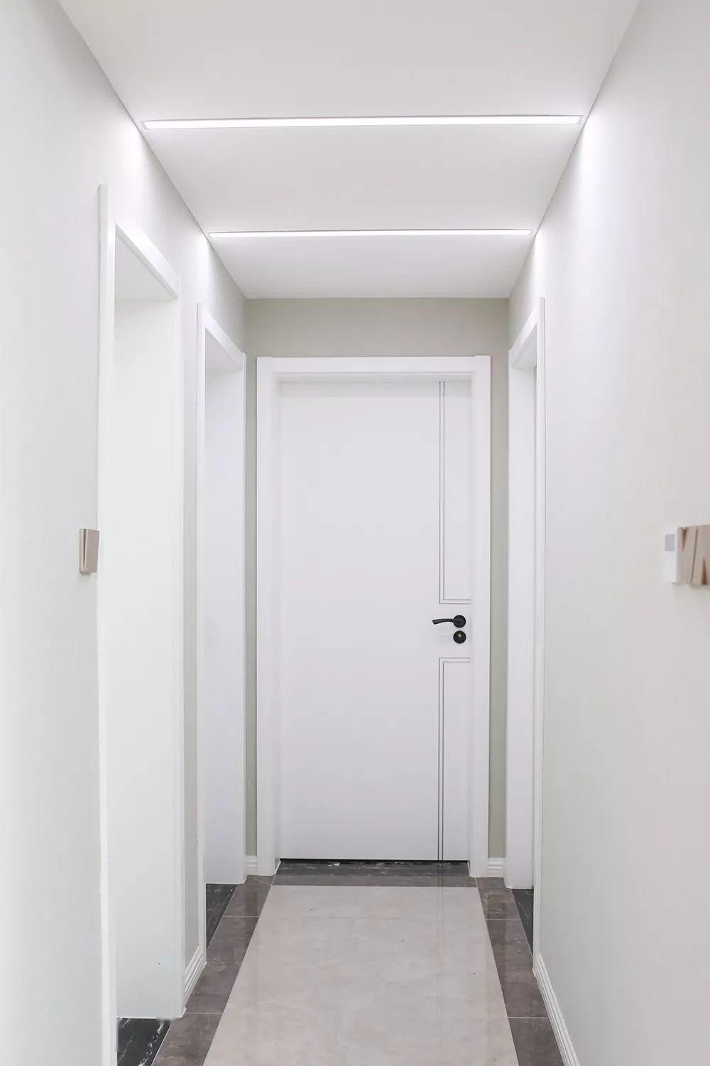 走廊铺地砖,加圈波打线,小空间也有层次感!