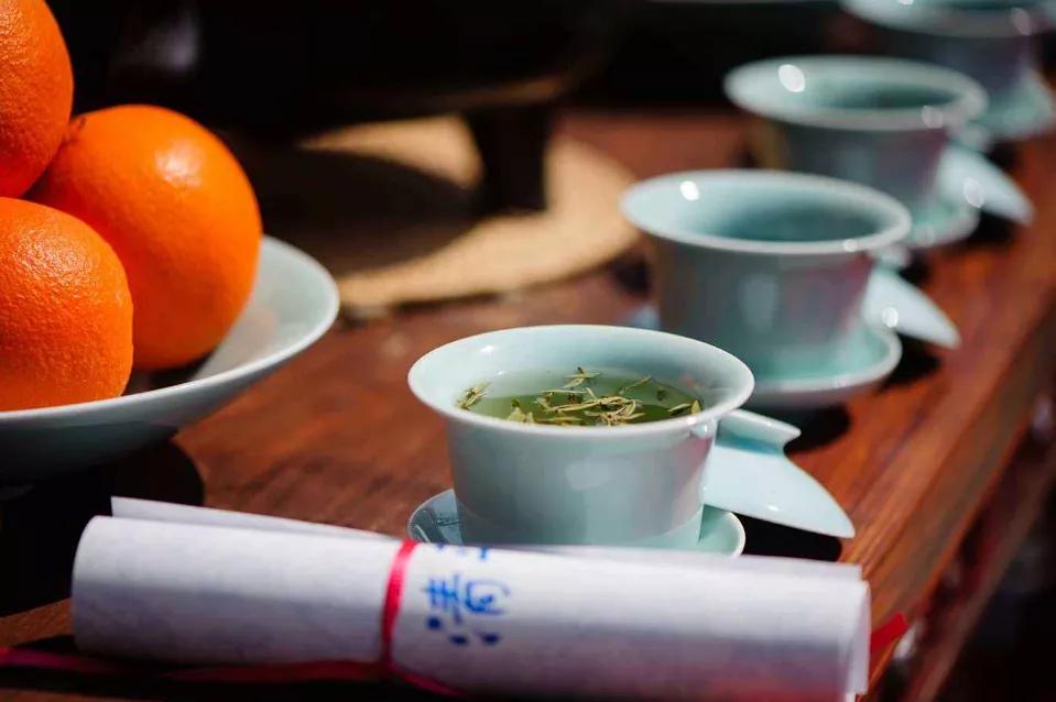 在我国的民间习俗中,茶与祭祀的关系十分密切.