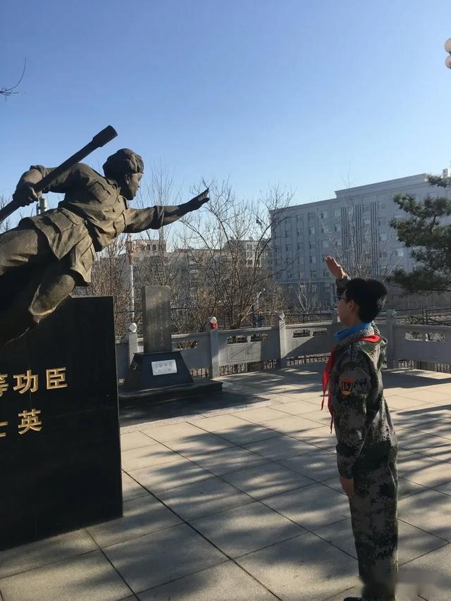 而今,全体少先队员面对梁士英烈士塑像的图片,饱含深情的敬礼依然格外