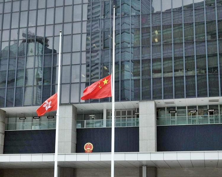 港澳特区政府下半旗志哀 悼念新冠肺炎逝世同胞_区旗