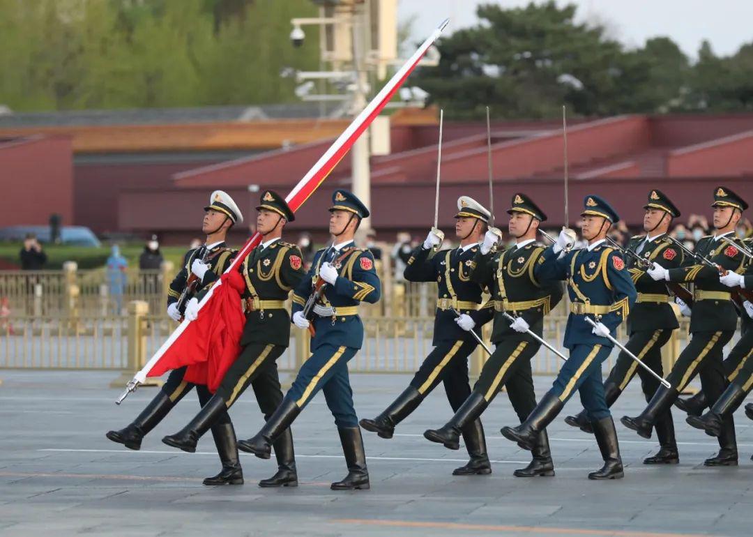 5时54分,国旗护卫队官兵迈着铿锵的步伐,跨过金水桥