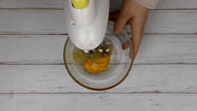 步骤二:碗中可入一个鸡蛋▲步骤一:将准备好的蜜桔果肉切小块,备用