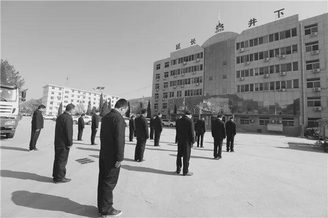 今天延长油田千里油区同敬英烈共悼逝者