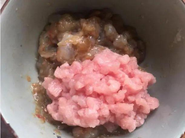 酥炸丸子这样做,没有腥味还超级好吃~_肉酱