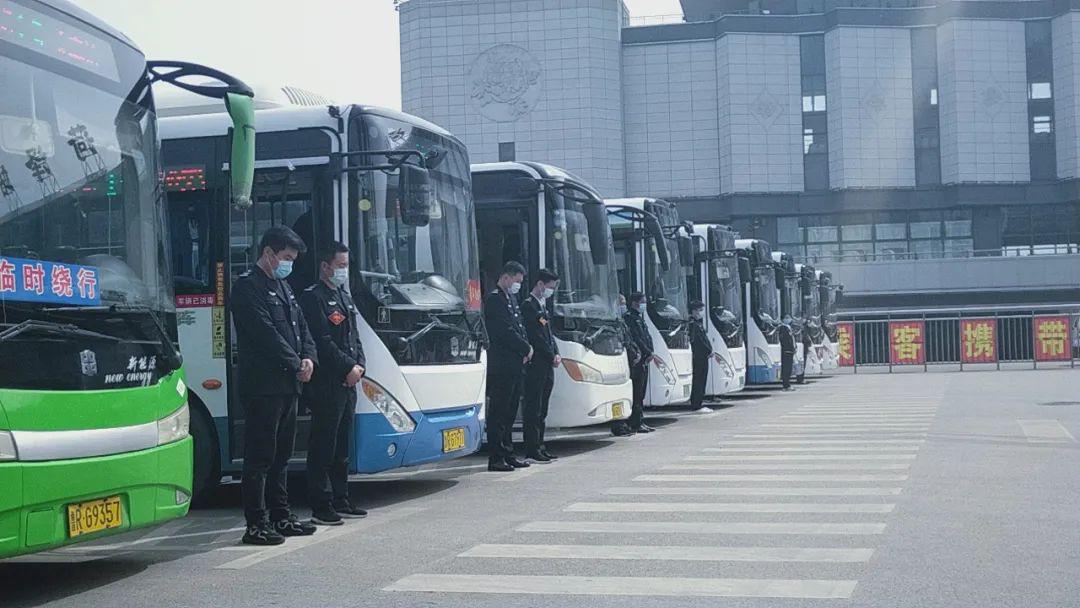 缅怀烈士致敬英雄菏泽公交下半旗悼念牺牲烈士和逝世同胞