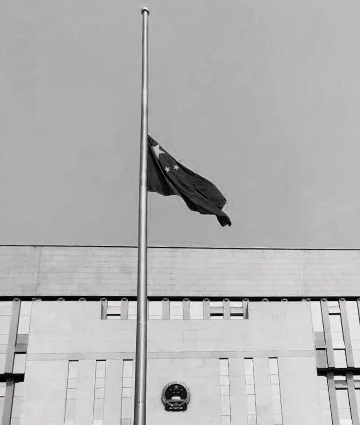 停住了脚步低头默哀默哀三分钟两名孩童驻足默哀呈贡区龙城街道降半旗