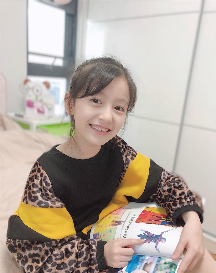 9岁就敢这么穿裙摆刚到腿根光着腿还穿高跟鞋