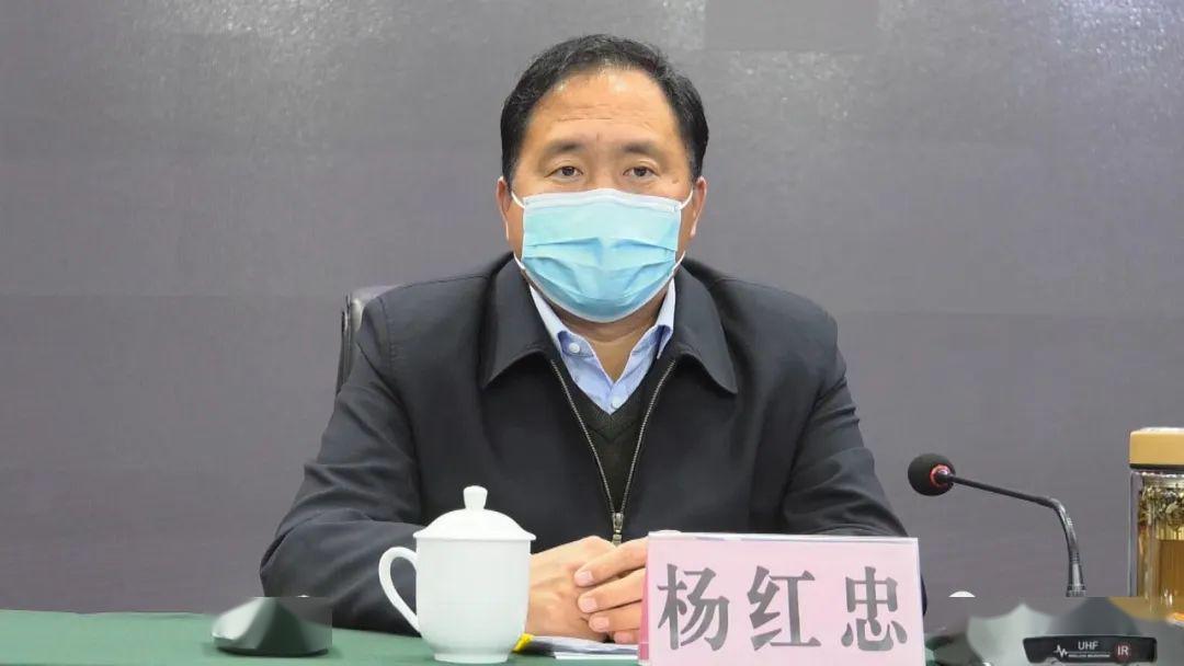 67我县召开2020年老旧小区改造暨停车场建设工作会议_李建兵